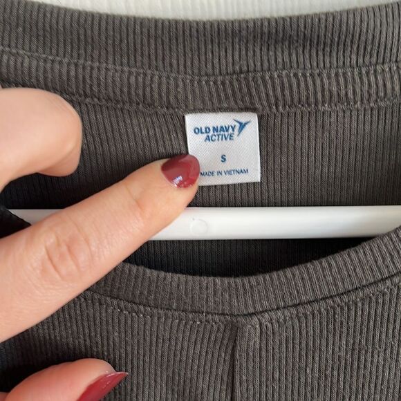 Old Navy Active Tie-Front Cropped Top - Picture 2 of 8